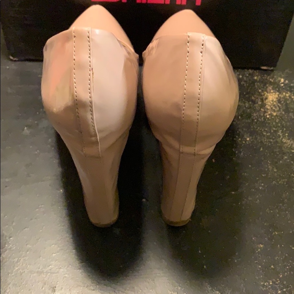 Cream colored wedges - Picture 2 of 3